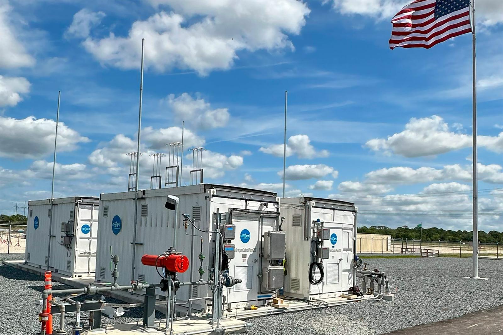 Large hydrogen storage system with 1000 kg capacity designed for utility-scale buffering in power generation applications.