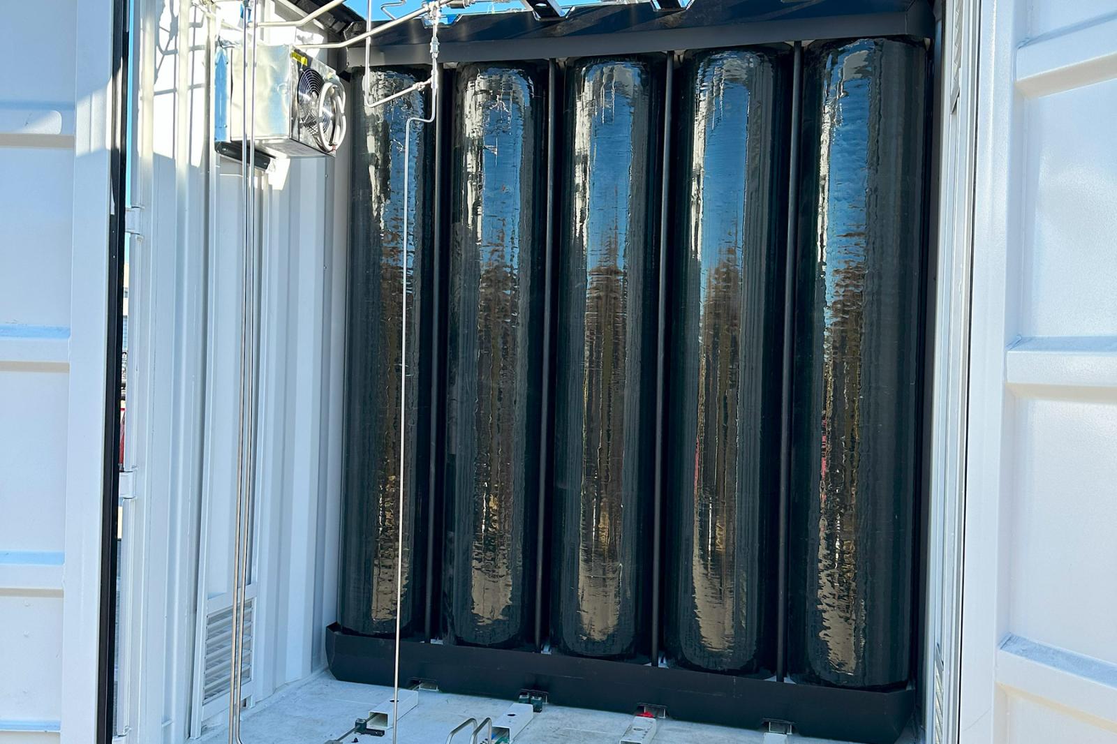 Hydrogen wall container system holding 36 kg of hydrogen in vertically arranged, dome-mounted pressure vessels.