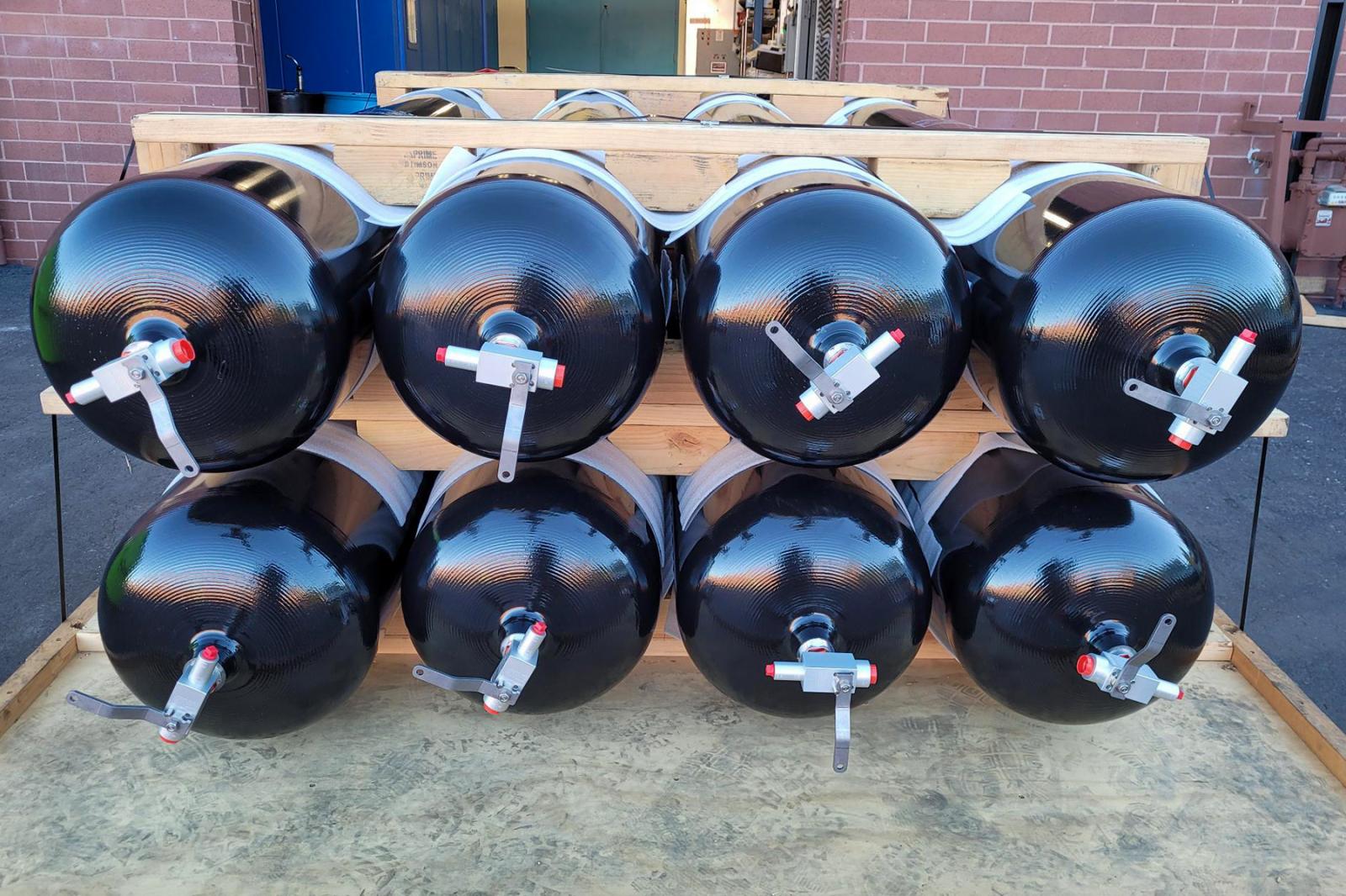 270L Type 3 DOT-certified composite overwrapped pressure vessels, rated to 350 bar (5000 psi), designed for integration into utility-scale bulk hydrogen storage systems. Engineered for high reliability and efficiency in large-scale hydrogen applications.