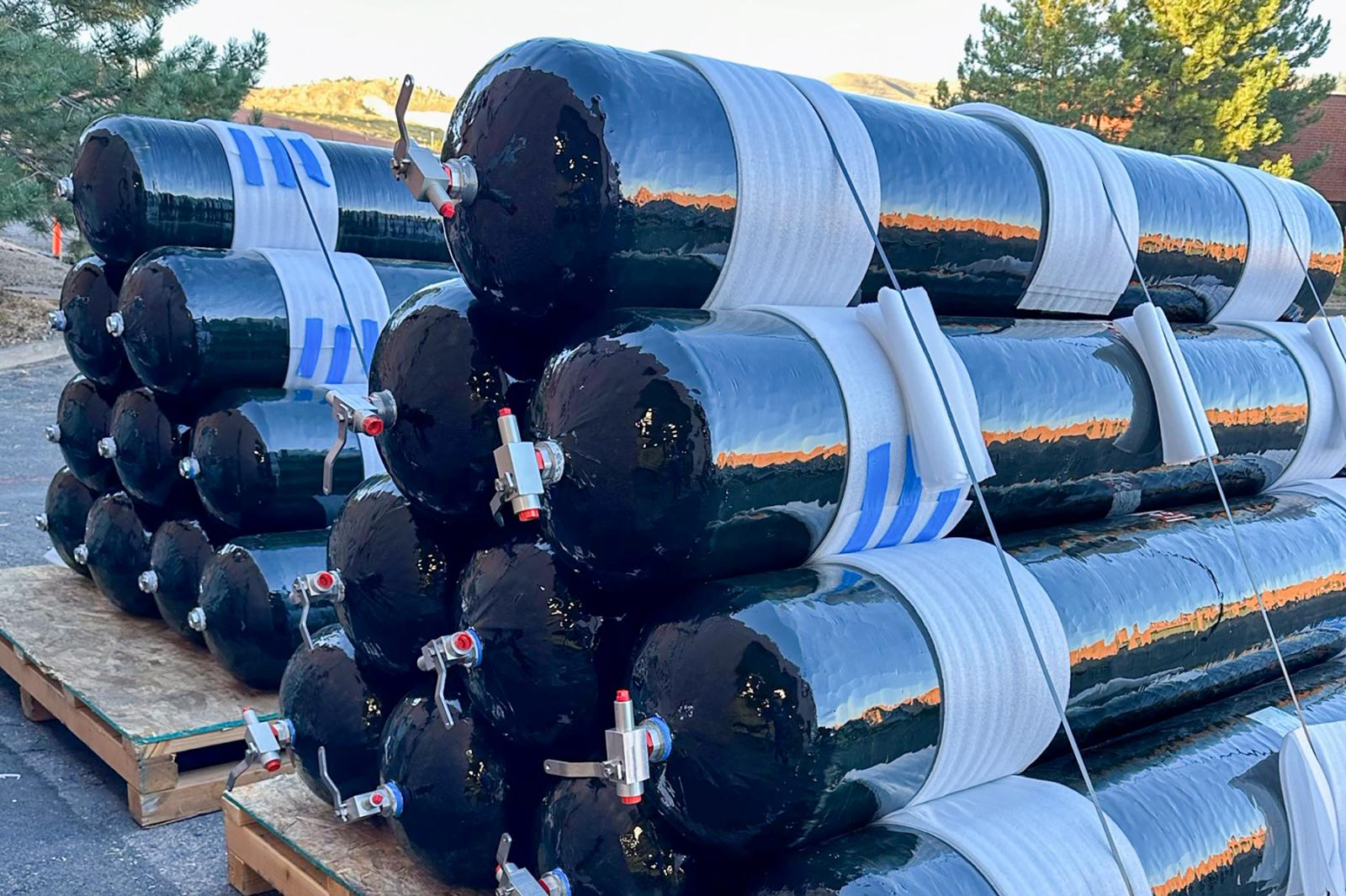 The 270L Type 3 Composite Overwrapped Pressure Vessels, rated to 200 bar (290 psi), are ready for shipment to a cutting-edge mobile carbon capture system. Engineered for high performance and reliability, they ensure optimal function in the capture process.