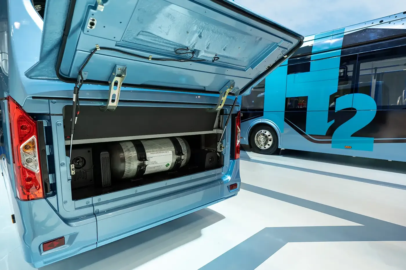 Hydrogen-powered buses in operation—showcasing zero-emission public transit solutions enabled by high-pressure composite hydrogen storage for clean, efficient mobility.