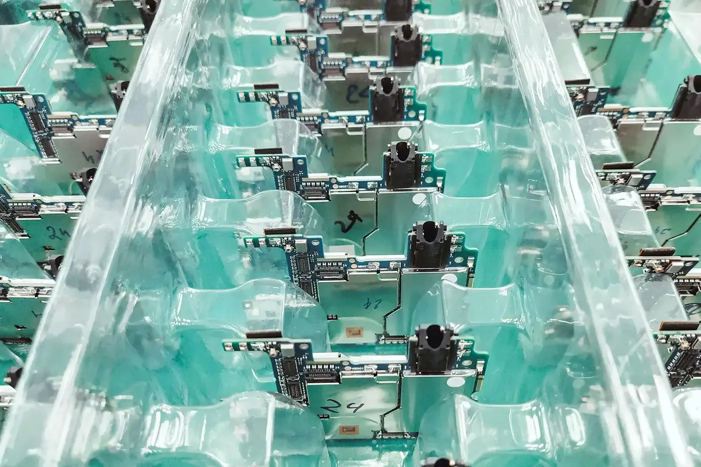 Steelhead Composites specialized liners supporting high-purity gas delivery for ultra-clean environments in semiconductor, medical, and research systems.